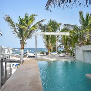 Lamar Front And Pool Hotel Tulum